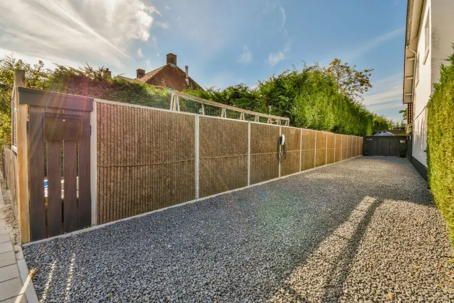 Fencing with concrete fence posts and concrete kickboard